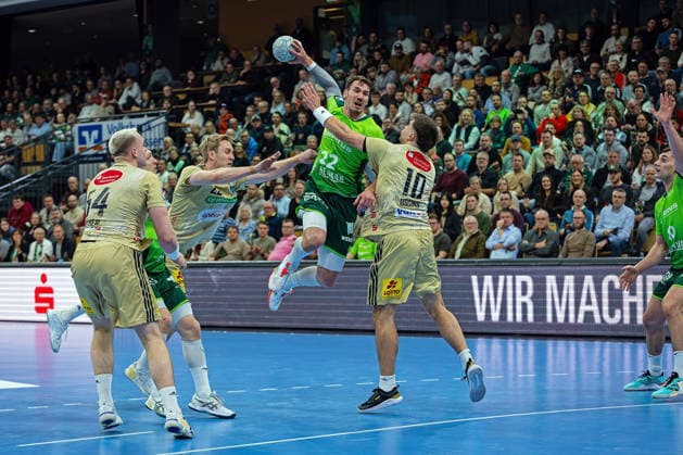 10.12.2025, xovx, Handball Daikin Handball Bundesliga, HSG Wetzlar - TSV Hannover-Burgdorf v.l. Justus Fischer (TSV Hannover-Burgdorf)m Justin Müller (HSG Wetzlar), Marian Michalczik (TSV Hannover-Burgdorf), Jona Schoch (HSG Wetzlar), Renars Uscins (TSV Hannover-Burgdorf), Josip Simic (HSG Wetzlar) (DFL DFB REGULATIONS PROHIBIT ANY USE OF PHOTOGRAPHS as IMAGE SEQUENCES and or QUASI-VIDEO) Wetzlar Buderus-Arena Hessen Deutschland (DE)
