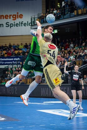 10.12.2025, xovx, Handball Daikin Handball Bundesliga, HSG Wetzlar - TSV Hannover-Burgdorf v.l. Jona Schoch (HSG Wetzlar), Justus Fischer (TSV Hannover-Burgdorf) (DFL DFB REGULATIONS PROHIBIT ANY USE OF PHOTOGRAPHS as IMAGE SEQUENCES and or QUASI-VIDEO) Wetzlar Buderus-Arena Hessen Deutschland (DE)