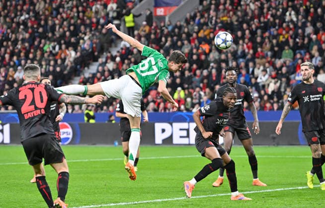 Lewis Miley (NEW) koepft das Tor zum 1:2, Aktion, Kopfball, v.l. Ãlex Grimaldo (Alex)(Bayer Leverkusen), Lewis Miley (NEW), Nathan Tella (Bayer Leverkusen), Fussball Champions League, 6. Spieltag, Bayer 04 Leverkusen - Newcastle United (NEW) 2:2, am 10.12.2025 in Leverkusen Deutschland. UEFA regulations prohibit any use of photographs as image sequences and or quasi-video Â