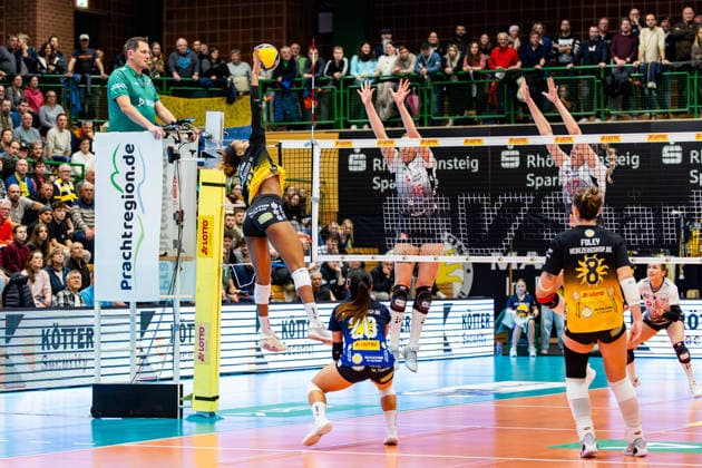 10.12.2025, GER, Volleyball, Frauen, Saison 25 26, ZOI DVV-Pokal, Halbfinale, VfB 91 Suhl Lotto Thueringen - Dresdner SC Sanaa Dotson (VfB Suhl Lotto Thueringen) 98527 Suhl Sporthalle Wolfsgrube Thüringen Deutschland