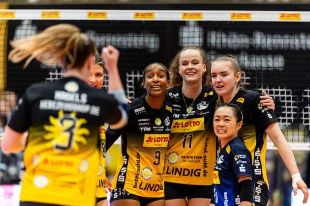 10.12.2025, GER, Volleyball, Frauen, Saison 25 26, ZOI DVV-Pokal, Halbfinale, VfB 91 Suhl Lotto Thueringen - Dresdner SC Mackenzie Foley (VfB Suhl Lotto Thueringen), Sanaa Dotson (VfB Suhl Lotto Thueringen), Laura Berger (VfB Suhl Lotto Thueringen), Xiang-Chen Lai (VfB Suhl Lotto Thueringen), Monika Brancuska (VfB Suhl Lotto Thueringen) 98527 Suhl Sporthalle Wolfsgrube Thüringen Deutschland