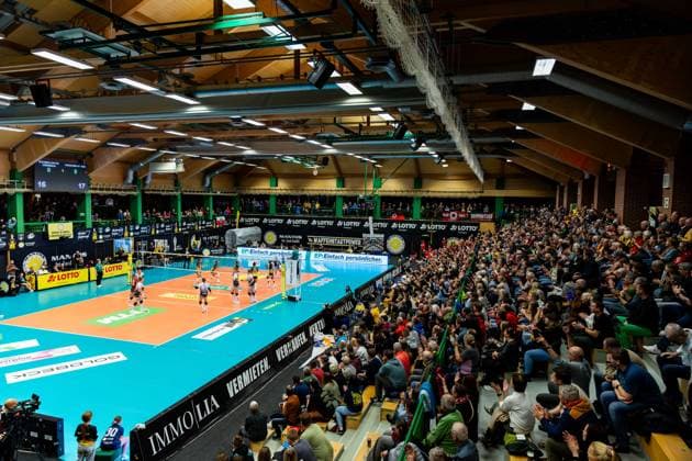 10.12.2025, GER, Volleyball, Frauen, Saison 25 26, ZOI DVV-Pokal, Halbfinale, VfB 91 Suhl Lotto Thueringen - Dresdner SC Totale der Sportstätte, Feature Sporthalle mit vollen Zuschauerrängen 98527 Suhl Sporthalle Wolfsgrube Thüringen Deutschland