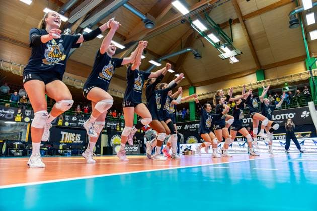 10.12.2025, GER, Volleyball, Frauen, Saison 25 26, ZOI DVV-Pokal, Halbfinale, VfB 91 Suhl Lotto Thueringen - Dresdner SC der VfB 91 Suhl Lotto Thueringen gewinnt das Halbfinale gegen den Dresdner SC in 3:2 Sätzen und zieht somit in das Finale ein 98527 Suhl Sporthalle Wolfsgrube Thüringen Deutschland