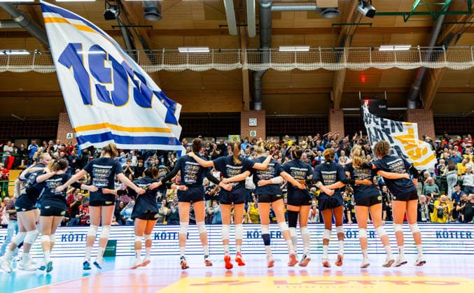 10.12.2025, GER, Volleyball, Frauen, Saison 25 26, ZOI DVV-Pokal, Halbfinale, VfB 91 Suhl Lotto Thueringen - Dresdner SC der VfB 91 Suhl Lotto Thueringen gewinnt das Halbfinale gegen den Dresdner SC in 3:2 Sätzen und zieht somit in das Finale ein, im Bild die Mannschaft das Team beim Jubel Feiern gemeinsam mit den Fans Zuschauern 98527 Suhl Sporthalle Wolfsgrube Thüringen Deutschland