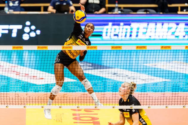 10.12.2025, GER, Volleyball, Frauen, Saison 25 26, ZOI DVV-Pokal, Halbfinale, VfB 91 Suhl Lotto Thueringen - Dresdner SC Sanaa Dotson (VfB Suhl Lotto Thueringen) 98527 Suhl Sporthalle Wolfsgrube Thüringen Deutschland