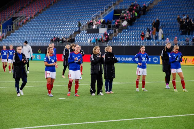 Valerenga v Paris FC, UEFA Women™s Champions League, Oslo, Norway Oslo, Norway. 10th, December 2025. The players of Vaalerenga applaud the fans after the UEFA Women™s Champions League match between Vaalerenga and Paris FC at Intility Arena in Oslo. Norway, Oslo, Intility Arena  Copyright: xGonzalesxPhoto KetilxMartinsenx