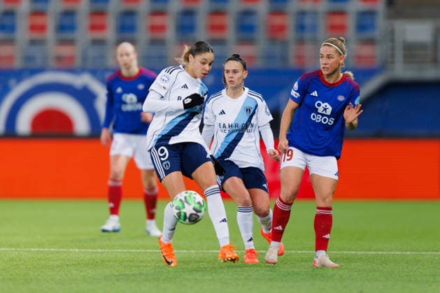 Valerenga v Paris FC, UEFA Women™s Champions League, Oslo, Norway Oslo, Norway. 10th, December 2025. Saedis Heidarsdottir (19) of Vaalerenga and Lorena Azzaro (9) of Paris FC seen during the UEFA Women™s Champions League match between Vaalerenga and Paris FC at Intility Arena in Oslo. Norway, Oslo, Intility Arena  Copyright: xGonzalesxPhoto KetilxMartinsenx