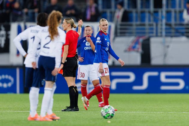 Valerenga v Paris FC, UEFA Women™s Champions League, Oslo, Norway Oslo, Norway. 10th, December 2025. Karina Saevik (21) of Vaalerenga is sent off with a red card during the UEFA Women™s Champions League match between Vaalerenga and Paris FC at Intility Arena in Oslo. Norway, Oslo, Intility Arena  Copyright: xGonzalesxPhoto KetilxMartinsenx