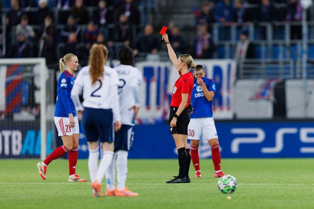 Valerenga v Paris FC, UEFA Women™s Champions League, Oslo, Norway Oslo, Norway. 10th, December 2025. Referee Fabienne Michel hands out a red card to Karina Saevik (21) of Vaalerenga during the UEFA Women™s Champions League match between Vaalerenga and Paris FC at Intility Arena in Oslo. Norway, Oslo, Intility Arena  Copyright: xGonzalesxPhoto KetilxMartinsenx