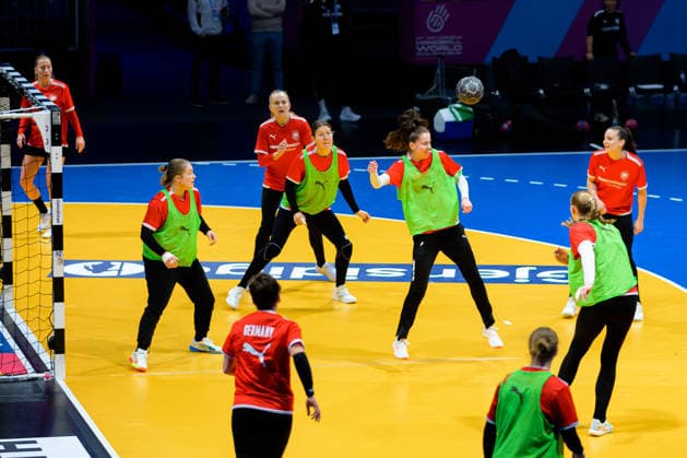 Handball, Frauen WM: Deutschland - Training Fussball, Torhueterin Sarah Wachter (Deutschland) beim Kopfball Rotterdam Ahoey Niederlande