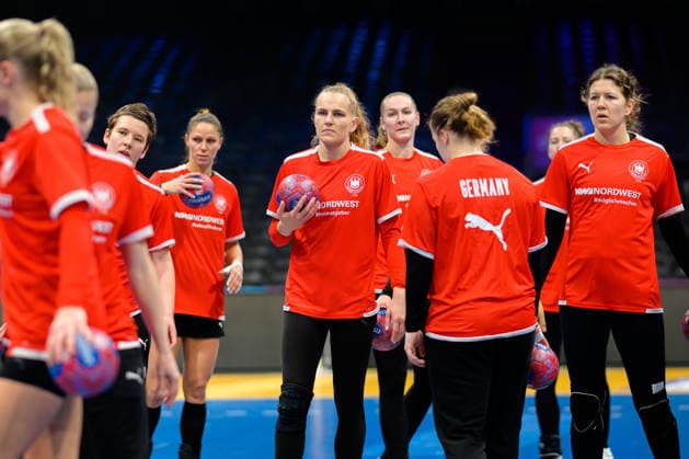 Handball, Frauen WM: Deutschland - Training Annika Lott (Deutschland), Marie Steffen (Deutschland) Rotterdam Ahoey Niederlande