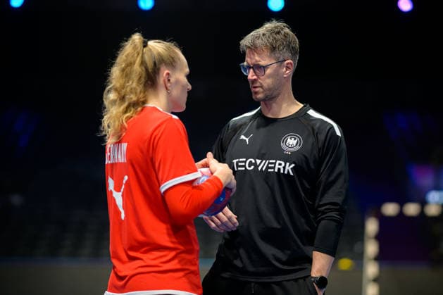 Handball, Frauen WM: Deutschland - Training Annika Lott (Deutschland), Trainer Markus Gaugisch (Deutschland) Rotterdam Ahoey Niederlande
