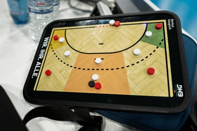 Handball, Frauen WM: Deutschland - Training Taktiktafel Trainer Markus Gaugisch (Deutschland) Rotterdam Ahoey Niederlande