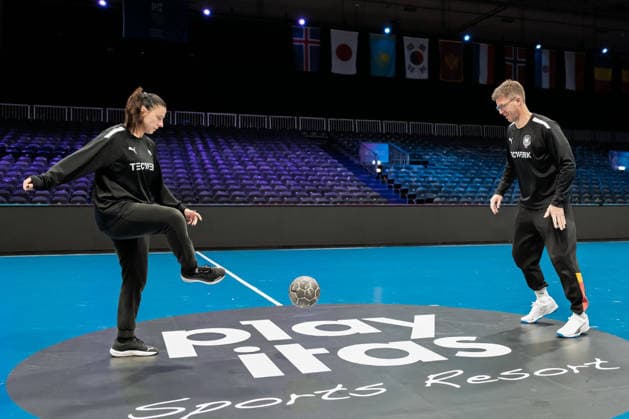 Handball, Frauen WM: Deutschland - Training Torwarttrainerin Jasmina Rebmann-Jankovic (Deutschland), Trainer Markus Gaugisch (Deutschland) mit dem Fussball Rotterdam Ahoey Niederlande