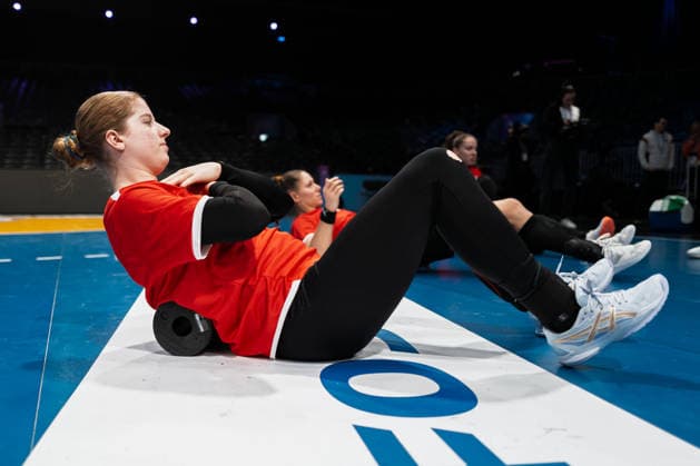 Handball, Frauen WM: Deutschland - Training Nina Engel (Deutschland) mit der Blackroll Rotterdam Ahoey Niederlande