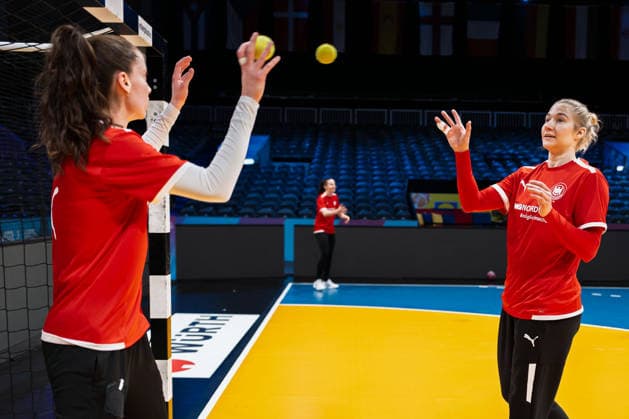 Handball, Frauen WM: Deutschland - Training Torhueterin Sarah Wachter (Deutschland), Torhueterin Katharina Filter (Deutschland) Rotterdam Ahoey Niederlande