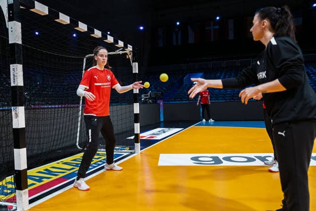 Handball, Frauen WM: Deutschland - Training Torhueterin Sarah Wachter (Deutschland), Torwarttrainerin Jasmina Rebmann-Jankovic (Deutschland) Rotterdam Ahoey Niederlande