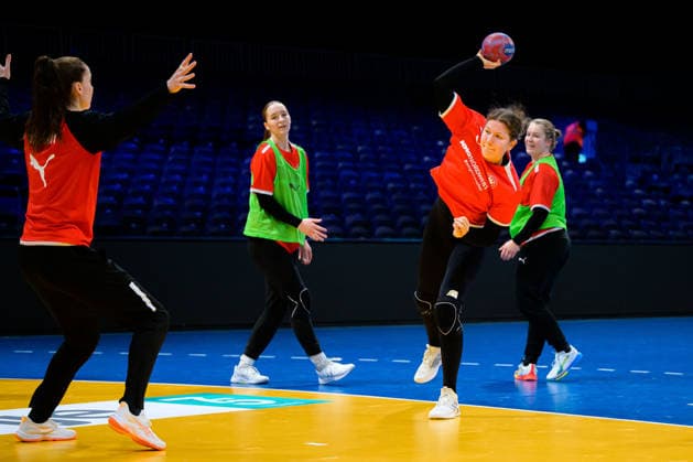 Handball, Frauen WM: Deutschland - Training v.li. Torhueterin Sarah Wachter (Deutschland), Marie Steffen (Deutschland) Rotterdam Ahoey Niederlande
