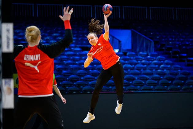 Handball, Frauen WM: Deutschland - Training v.li. Torhueterin Katharina Filter (Deutschland), Julia Maidhof (Deutschland) Rotterdam Ahoey Niederlande