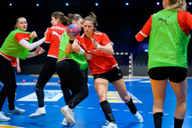 Handball, Frauen WM: Deutschland - Training Mareike Thomaier (Deutschland), Xenia Smits (Deutschland) Rotterdam Ahoey Niederlande