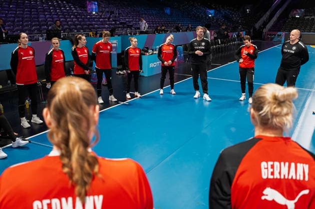 Handball, Frauen WM: Deutschland - Training Trainer Markus Gaugisch (Deutschland) hält eine Ansprache Rotterdam Ahoey Niederlande