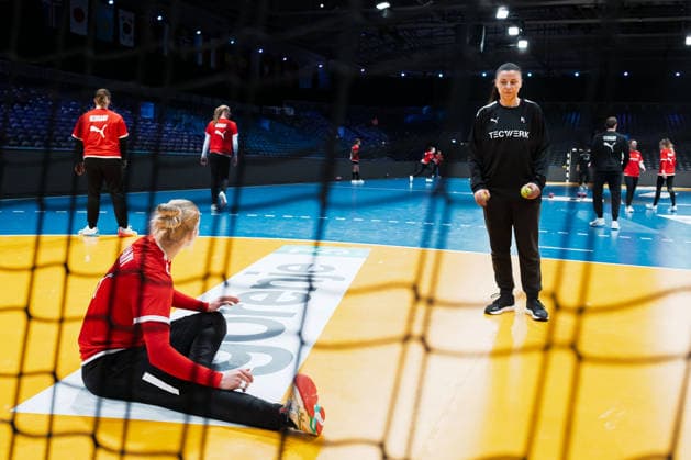 Handball, Frauen WM: Deutschland - Training Torhueterin Katharina Filter (Deutschland), Torwarttrainerin Jasmina Rebmann-Jankovic (Deutschland) Rotterdam Ahoey Niederlande