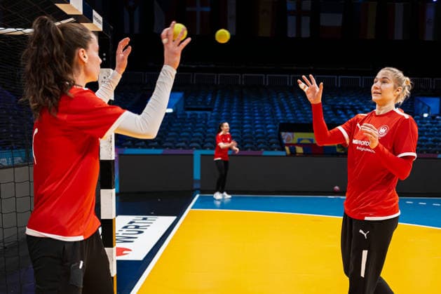 Handball, Frauen WM: Deutschland - Training v.li. Torhueterin Sarah Wachter (Deutschland), Torhueterin Katharina Filter (Deutschland) Rotterdam Ahoey Niederlande