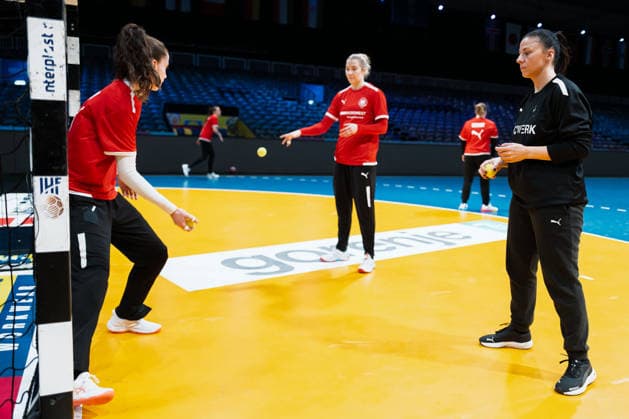 Handball, Frauen WM: Deutschland - Training v.li. Torhueterin Katharina Filter (Deutschland), Torhueterin Sarah Wachter (Deutschland), Torwarttrainerin Jasmina Rebmann-Jankovic (Deutschland) Rotterdam Ahoey Niederlande