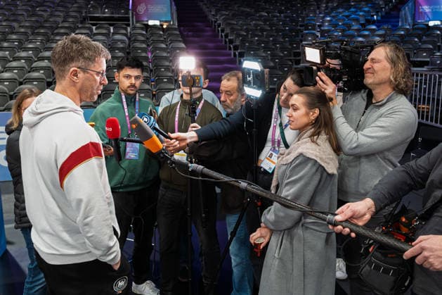 Handball, Frauen WM: Deutschland - Training Trainer Markus Gaugisch (Deutschland) im Interview von SID, ARD, ZDF Rotterdam Ahoey Niederlande