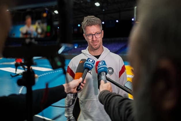 Handball, Frauen WM: Deutschland - Training Trainer Markus Gaugisch (Deutschland) im Interview Rotterdam Ahoey Niederlande