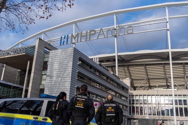 Sicherheit, Polizei, Polizeipraesenz vor dem Stadion MHP Arena, GER, VfB Stuttgart vs. Maccabi Tel Aviv, Fussball, UEFA Europa League, Herren, 6. Spieltag, Spielzeit 2025 2026, 11.12.2025, GER, VfB Stuttgart vs. Maccabi Tel Aviv, Fussball, UEFA Europa League, Herren, 6. Spieltag, Spielzeit 2025 2026, 11.12.2025 Stuttgart Copyright: xEibner-Pressefoto WolfgangxFrankx EP_WFK