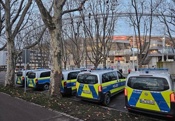Stuttgart , Fußball UEFA Europa League VfB Stuttgart vs. Maccabi Tel Aviv , Polizei vor der MHP Arena