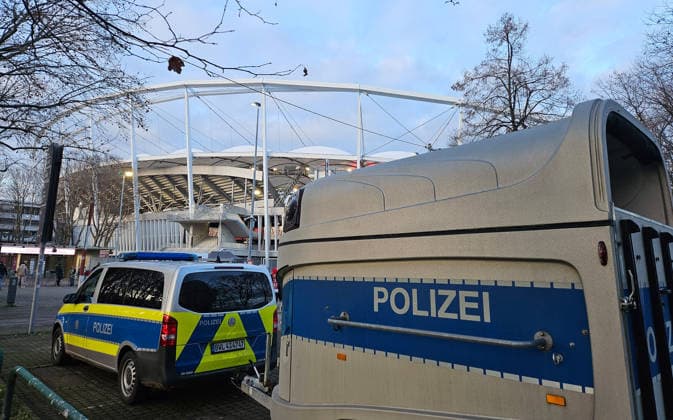 Stuttgart , Fußball UEFA Europa League VfB Stuttgart vs. Maccabi Tel Aviv , Polizei vor der MHP Arena