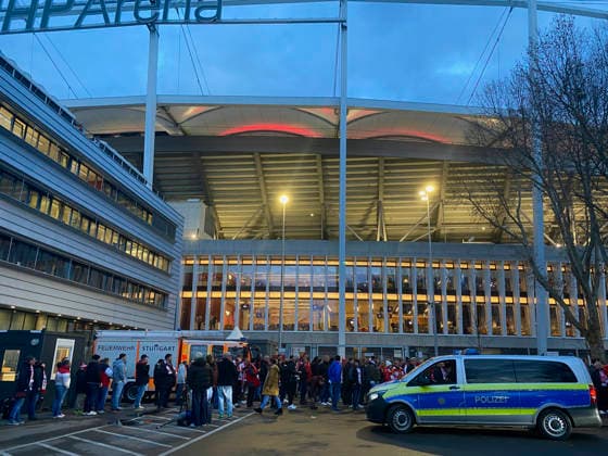 vor Spielbeginn: Einlasskontrolle lange Schlange vor Einlass Fans Polizeiauto Polizei vor Stadion blaue Stunde VfB Stuttgart vs Maccabi Tel-Aviv FC EUROPA LEAGUE EL 11.12.2025 DFL REGULATIONS PROHIBIT ANY USE OF PHOTOGRAPHS AS IMAGE SEQUENCES AND OR QUASI-VIDEO VfB Stuttgart vs Maccabi Tel-Aviv FC EUROPA LEAGUE EL