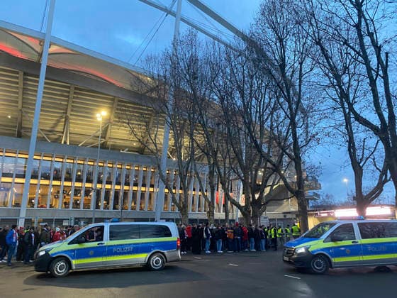 vor Spielbeginn: Einlasskontrolle lange Schlange vor Einlass Fans Polizeiauto Polizei vor Stadion blaue Stunde VfB Stuttgart vs Maccabi Tel-Aviv FC EUROPA LEAGUE EL 11.12.2025 DFL REGULATIONS PROHIBIT ANY USE OF PHOTOGRAPHS AS IMAGE SEQUENCES AND OR QUASI-VIDEO VfB Stuttgart vs Maccabi Tel-Aviv FC EUROPA LEAGUE EL