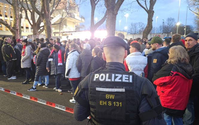 Stuttgart , Fußball UEFA Europa League VfB Stuttgart vs. Maccabi Tel Aviv , Polizei , Zuschauer