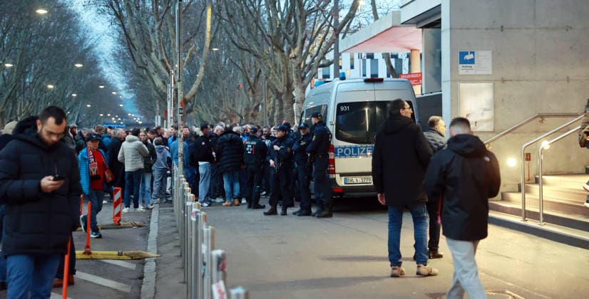 11.12.25 VfB Stuttgart - Maccabi Tel Aviv FC Deutschland, Stuttgart, 11.12.2025, Fussball, UEFA Europa League, Saison 2025 2026, VfB Stuttgart - Maccabi Tel Aviv FC: Polizei Sicherheitskontrollen Einlasskontrollen Zuschauer Fans Stadion MHP Arena.