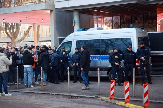 11.12.25 VfB Stuttgart - Maccabi Tel Aviv FC Deutschland, Stuttgart, 11.12.2025, Fussball, UEFA Europa League, Saison 2025 2026, VfB Stuttgart - Maccabi Tel Aviv FC: Polizei Sicherheitskontrollen Einlasskontrollen Zuschauer Fans Stadion MHP Arena.