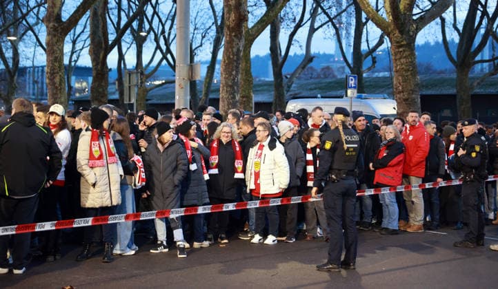 11.12.25 VfB Stuttgart - Maccabi Tel Aviv FC Deutschland, Stuttgart, 11.12.2025, Fussball, UEFA Europa League, Saison 2025 2026, VfB Stuttgart - Maccabi Tel Aviv FC: Polizei Sicherheitskontrollen Einlasskontrollen Zuschauer Fans Stadion MHP Arena.