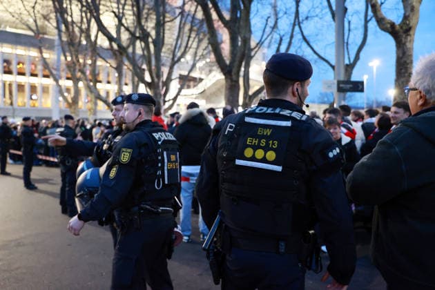 11.12.25 VfB Stuttgart - Maccabi Tel Aviv FC Deutschland, Stuttgart, 11.12.2025, Fussball, UEFA Europa League, Saison 2025 2026, VfB Stuttgart - Maccabi Tel Aviv FC: Polizei Sicherheitskontrollen Einlasskontrollen Zuschauer Fans Stadion MHP Arena.