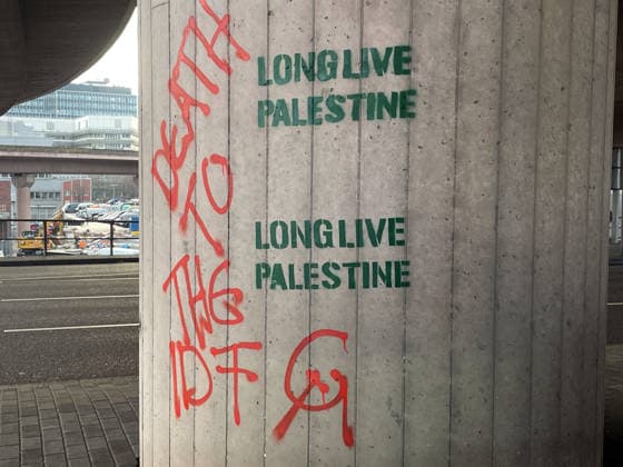 11.12.25 VfB Stuttgart - Maccabi Tel Aviv FC Deutschland, Stuttgart, 11.12.2025, Fussball, UEFA Europa League, Saison 2025 2026, VfB Stuttgart - Maccabi Tel Aviv FC: Free Palestine Graffiti in der Nähe vom Stadion MHP Arena.