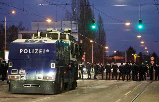 SOCCER - UEFA EL, Sturm vs Red Star GRAZ,AUSTRIA,11.DEC.25 - SOCCER - UEFA Europa League, SK Sturm Graz vs Red Star Belgrade. Image shows Police operation with a water cannon.  GEPAxpictures xWolfgangxGrebien