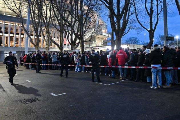 Europa League; VfB Stuttgart - Maccabi Tel Aviv; 11.12.2025 STUTTGART, GERMANY - 11. DECEMBER: erhöhtes Polizeiaufkommen beim Euro League Spiel in Stuttgart vor den Toren des Stadion vor dem Match zwischen dem VfB Stuttgart und Maccabi Tel Aviv am 6. Spieltag der UEFA Europa League Ligaphase in der MHP Arena Symbolbild Copyright: xBEAUTIFULxSPORTS Goldbergx