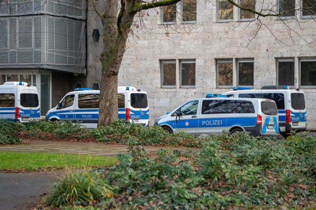 Einsatzfahrzeuge der Polizei, Einsatzkraefte der Stuttgarter Polizei vor dem Hochrisikospiel VfB Stuttgart - Maccabi Tel Aviv, Einsatzkraefte der Stuttgarter Polizei vor dem Hochrisikospiel VfB Stuttgart - Maccabi Tel Aviv Stuttgart Copyright: xEibner-Pressefoto EdwardxCheungx EP_ECG