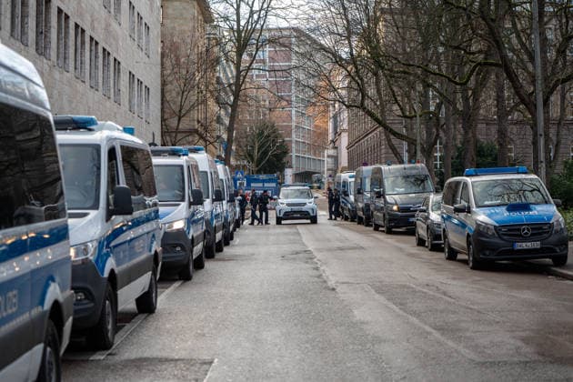 Einsatzfahrzeuge der Polizei, Einsatzkraefte der Stuttgarter Polizei vor dem Hochrisikospiel VfB Stuttgart - Maccabi Tel Aviv, Einsatzkraefte der Stuttgarter Polizei vor dem Hochrisikospiel VfB Stuttgart - Maccabi Tel Aviv Stuttgart Copyright: xEibner-Pressefoto EdwardxCheungx EP_ECG