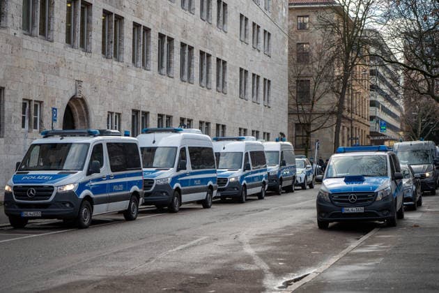 Einsatzfahrzeuge der Polizei, Einsatzkraefte der Stuttgarter Polizei vor dem Hochrisikospiel VfB Stuttgart - Maccabi Tel Aviv, Einsatzkraefte der Stuttgarter Polizei vor dem Hochrisikospiel VfB Stuttgart - Maccabi Tel Aviv Stuttgart Copyright: xEibner-Pressefoto EdwardxCheungx EP_ECG