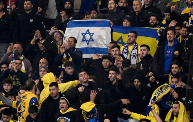 vor Spielbeginn: Maccabi Tel Aviv Fanblock, Fans, Fankurve, Flaggen, Fahnen, Stimmung, stimmungsvoll Israelische Flagge Israel VfB Stuttgart vs Maccabi Tel-Aviv FC EUROPA LEAGUE EL 11.12.2025 DFL REGULATIONS PROHIBIT ANY USE OF PHOTOGRAPHS AS IMAGE SEQUENCES AND OR QUASI-VIDEO VfB Stuttgart vs Maccabi Tel-Aviv FC EUROPA LEAGUE EL