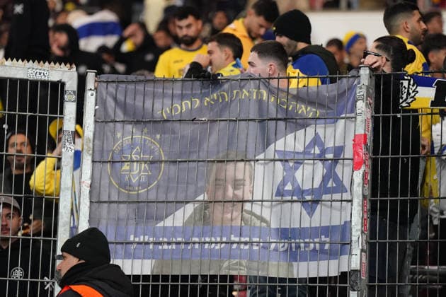 Fussball UEFA Europa League 2025 26, 6. Spieltag - VfB Stuttgart vs Maccabi Tel Aviv FC - Arena Stuttgart (Deutschland): Stuttgart, Deutschland, Europa, Maccabi-Gästefans, hebräisches Solidaritätsbanner mit israelischer Flagge und Porträt, Unterstützungsbotschaft in hebräischer Sprache, politischer Kontext, Fankultur, Sicherheit, UEFA Europa League, internationale Begegnung, Symbolfoto aktuelle Lage rund um israelische Teams im Europapokal. Copyright: xJOERANxSTEINSIEKx