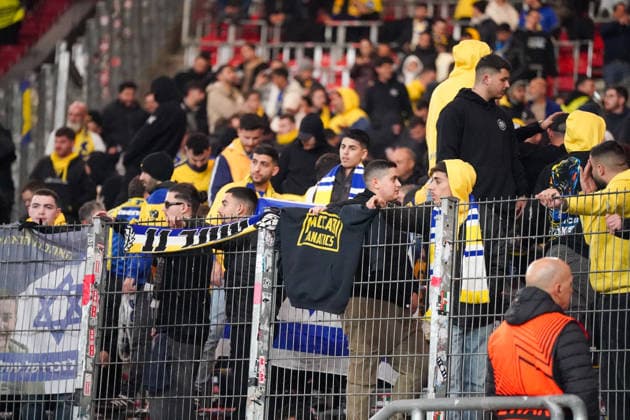 Fussball UEFA Europa League 2025 26, 6. Spieltag - VfB Stuttgart vs Maccabi Tel Aviv FC - Arena Stuttgart (Deutschland): Stuttgart, Deutschland, Europa, Maccabi-Gästeblock, Fans in Gelb-Blau, Israel-Flaggen, Zaunfahnen, Maccabi Fanatics-Szene, Auswärtsmob, Stadionatmosphäre, Sicherheitslage, UEFA Europa League, Fankultur, internationale Begegnung, Symbolfoto aktuelle Europapokal-Stimmung. Copyright: xJOERANxSTEINSIEKx