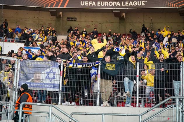 Fussball UEFA Europa League 2025 26, 6. Spieltag - VfB Stuttgart vs Maccabi Tel Aviv FC - Arena Stuttgart (Deutschland): Stuttgart, Deutschland, Europa, Maccabi-Gästeblock, Fans in Gelb-Blau, Israel-Flaggen, Zaunfahnen, Maccabi Fanatics-Szene, Auswärtsmob, Stadionatmosphäre, Sicherheitslage, UEFA Europa League, Fankultur, internationale Begegnung, Symbolfoto aktuelle Europapokal-Stimmung. Copyright: xJOERANxSTEINSIEKx